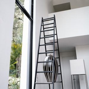 Black-ladders-modrn-vase
